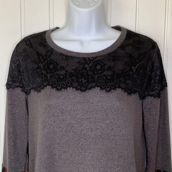 Maurices WOMENS COLOR BLOCK PLAID AND LACE DETAIL LONG SLEEVE TOP NWT SIZE SMALL - Picture 2 of 9